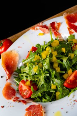 Kurutulmuş İspanyol jambonlu roket salatası.