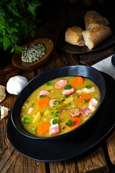 Domuz pastırması ve sosisli bezelye çorbası.