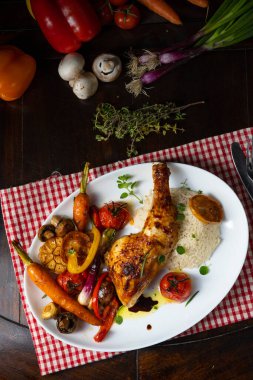 Kızarmış tavuk budu, sebze ve pilav.