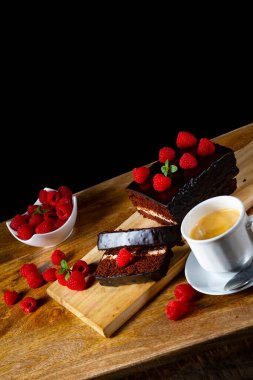 Ahududu ve kahveli çikolatalı kek.