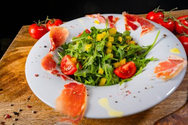 Kurutulmuş İspanyol jambonlu roket salatası.