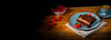 Ahududu ve kahveli Rustik çikolatalı kek.