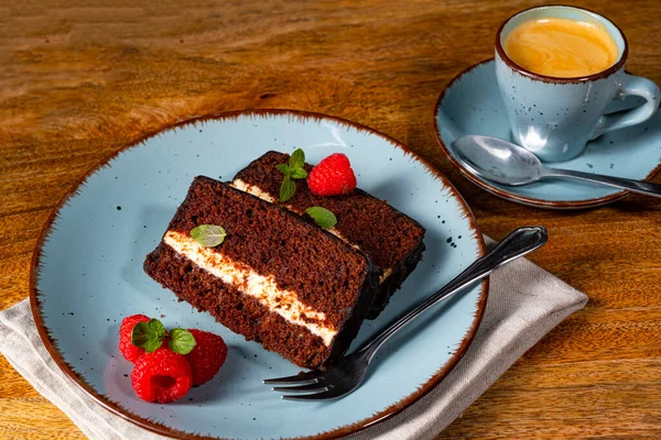 Pastel Chocolate Rústico Con Frambuesas Café —  Fotos de Stock