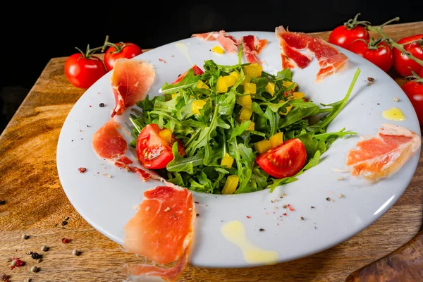 Kurutulmuş İspanyol jambonlu roket salatası.