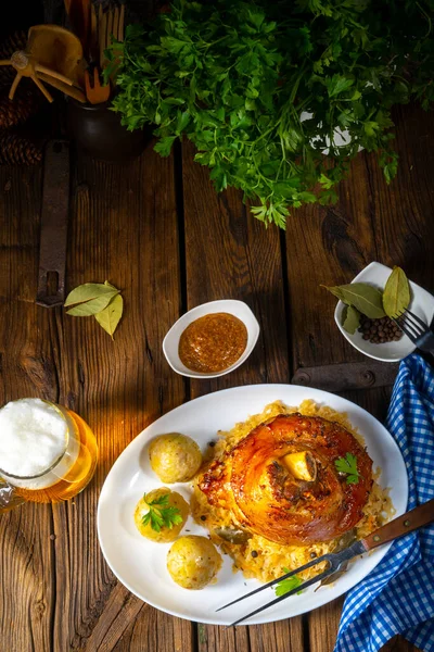 Vepřový Kotník Zelím Sladkou Hořčicí — Stock fotografie