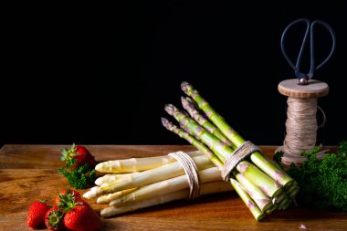 Masada yeşil ve beyaz kuşkonmaz