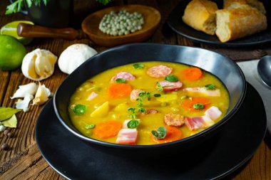 Domuz pastırması ve sosisli bezelye çorbası.