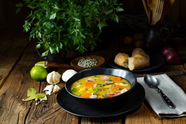 Domuz pastırması ve sosisli bezelye çorbası.