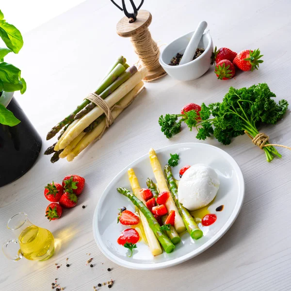 Queso Burrata Con Espárragos Fresas —  Fotos de Stock