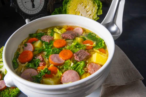 Köstliche Wirsingsuppe Weißer Vase — Stockfoto