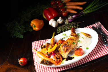 Kızarmış tavuk budu, sebze ve pilav.