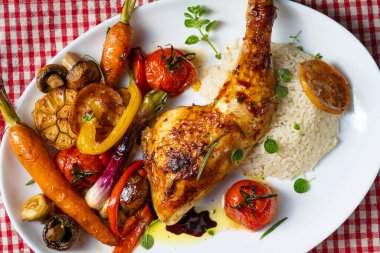 Kızarmış tavuk budu, sebze ve pilav.