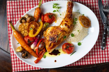 Kızarmış tavuk budu, sebze ve pilav.