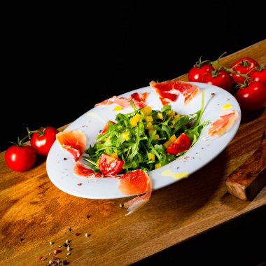 Kurutulmuş İspanyol jambonlu roket salatası.