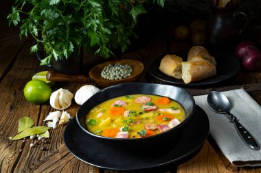 Domuz pastırması ve sosisli bezelye çorbası.