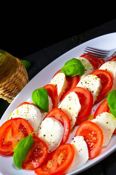 Tomate Mit Mozzarella Und Basilikum — Stockfoto