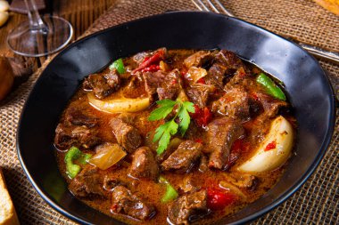 Biber ve soğanlı klasik sığır kebabı.