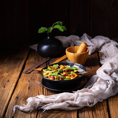 Yeşil kuşkonmaz, zeytin ve jambonlu makarna salatası.