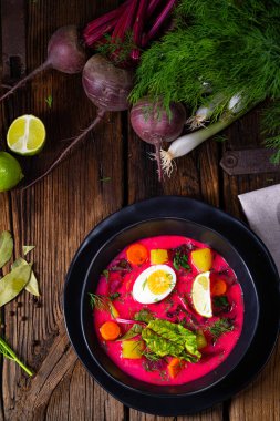 Botwinka Polonya bahar pancar çorbası