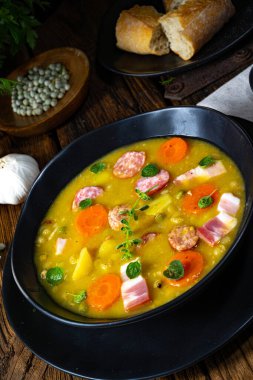 Domuz pastırması ve sosisli bezelye çorbası.