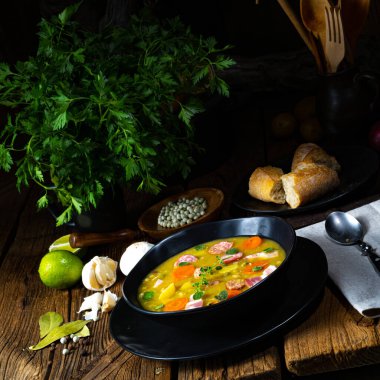 Domuz pastırması ve sosisli bezelye çorbası.