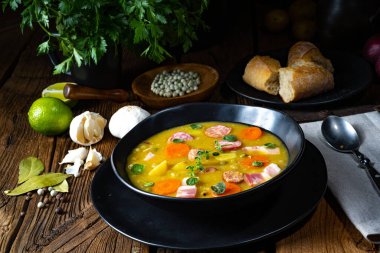 Domuz pastırması ve sosisli bezelye çorbası.