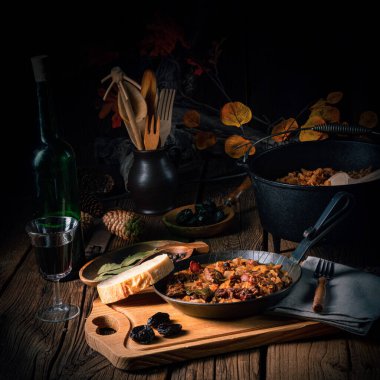 Polonya bigoları şarap ve erikle yapılan eski bir tarifle pişirilir.