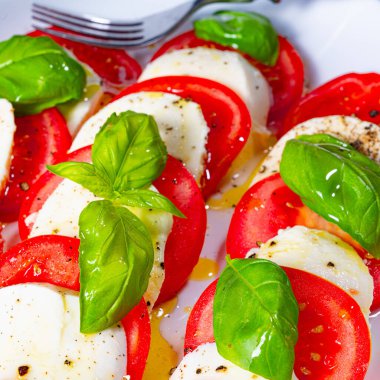 Mozzarella ve fesleğenli domates
