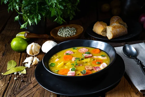 Domuz pastırması ve sosisli bezelye çorbası.