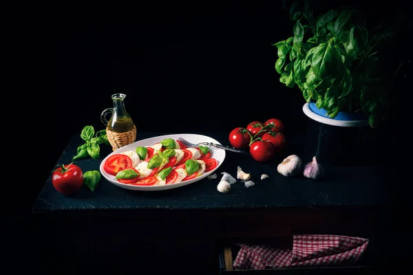 Tomate Com Mussarela Manjericão — Fotografia de Stock