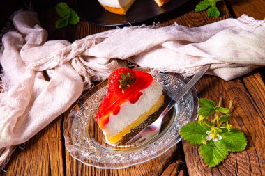 Çilek ile krem peynirli kek