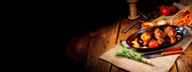 Izgara tavuk budu ve tatlı patates salamurası.