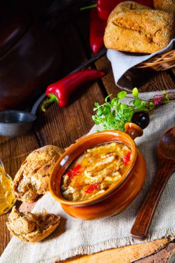 Kırmızı biberli baharatlı işkembe çorbası..