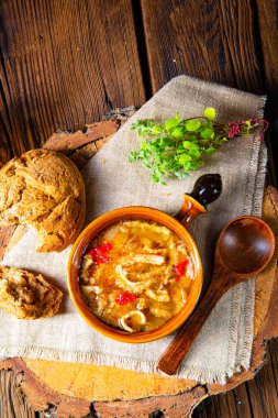 Kırmızı biberli baharatlı işkembe çorbası..