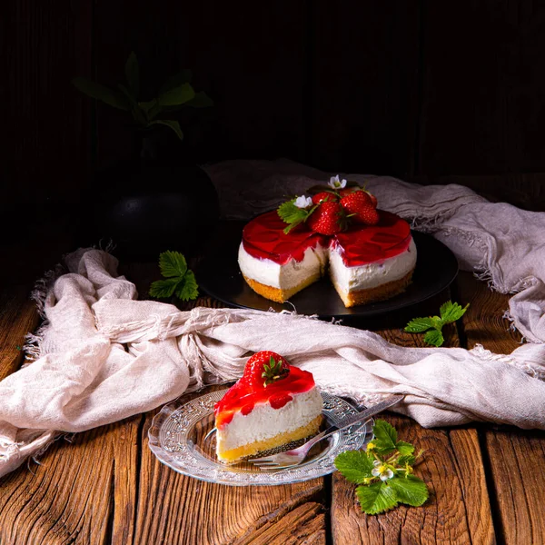 Cremiger Käsekuchen Mit Erdbeeren — Stockfoto