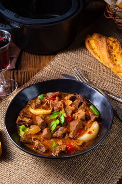 Biber ve soğanlı klasik sığır kebabı.