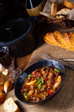 Biber ve soğanlı klasik sığır kebabı.