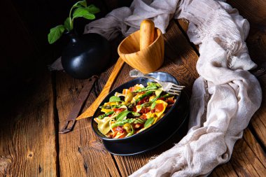 Yeşil kuşkonmaz, zeytin ve jambonlu makarna salatası.