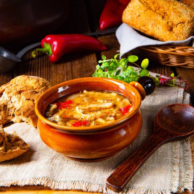 Kırmızı biberli baharatlı işkembe çorbası..