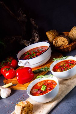 Fasulyeli baharatlı Meksika usulü biftek.