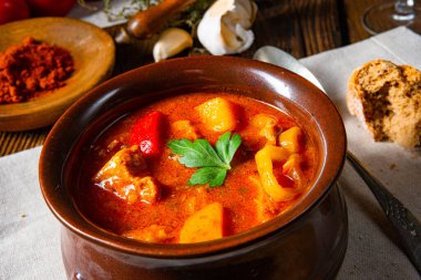 Kazanda ya da demlikte Macar gulaş çorbası