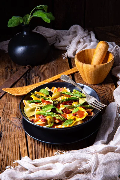 Ensalada Pasta Con Espárragos Verdes Aceitunas Jamón Parma —  Fotos de Stock