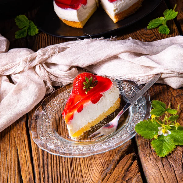 Romige Cheesecake Met Aardbeien — Stockfoto