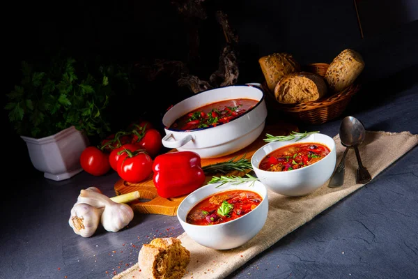 Fasulyeli baharatlı Meksika usulü biftek.