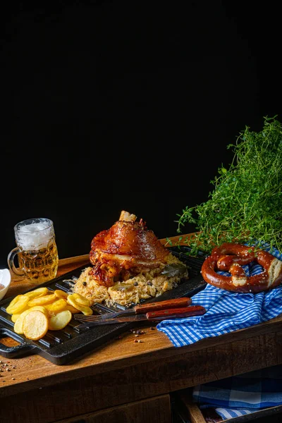 Wieprzowina Wieprzowa Kiszoną Kapustą Musztardą Smażonymi Ziemniakami — Zdjęcie stockowe