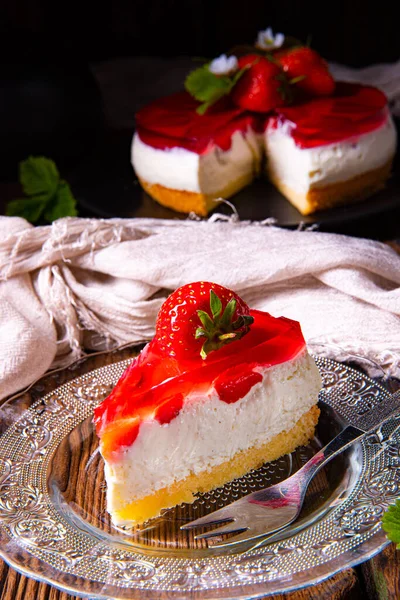 Romige Cheesecake Met Aardbeien Rechtenvrije Stockafbeeldingen