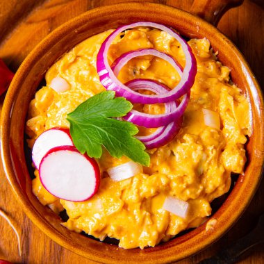 Turp ve soğanlı rustik Bavyera obazda