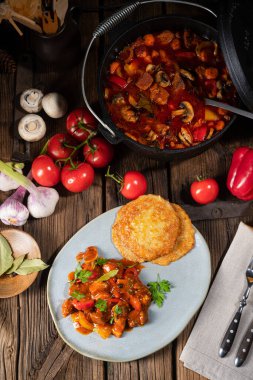 Patates gözlemeli orijinal Macar gulaşı.