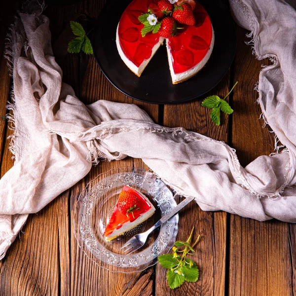Cremiger Käsekuchen Mit Erdbeeren — Stockfoto