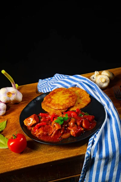 Goulash Húngaro Original Con Tortitas Patata —  Fotos de Stock